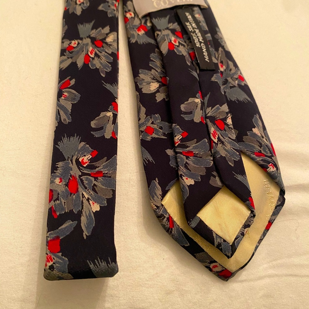 Stylish Black and Red Floral Tie - Picture 4 of 6